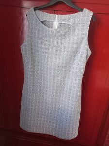 Photo de galerie - Robe fourreau en broderie 
