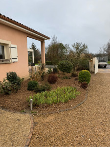 Photo de galerie - Remise en forme d’un massif à l’entre d’une maison 