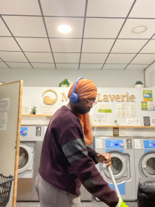 Photo de galerie - Je nettoie les machines, le vitre, les tabourets, le sol,etc