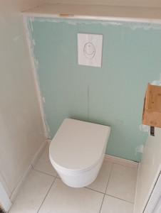 Photo de galerie - Installation d'un nouveau toilette suspendu.