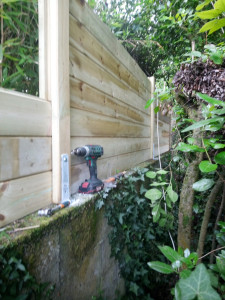 Photo de galerie - Pose d'une clôture bois sur un muret 
