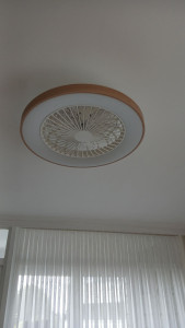 Photo de galerie - Plafonnier avec ventilateur intégré et flux lumineux variable .