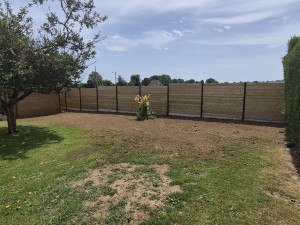 Photo de galerie - Pose de la clôture avec soubassement béton sur 19 mettre de longueur. 3 décroché sur la longueur vue 60 cm de dénivelé du terrain. 