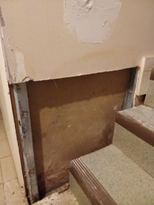 Photo de galerie - Fuite  d un  chauffe eau  a fait moisire le mur de la montée d escalier 