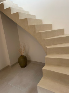 Photo de galerie - Escalier en béton ciré 