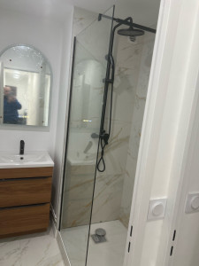 Photo de galerie - Installation des sanitaires complet avec paroi de douche