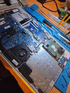 Photo de galerie - Nettoyage intérieur, remplacement de pâte thermique et amélioration de la mémoire vive (RAM) d’un ordinateur portable. 