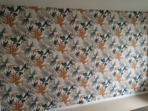 Photo de galerie - Réalisation papier peint murs salon 