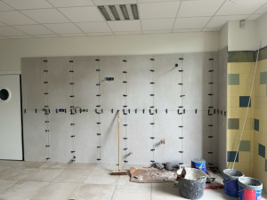 Photo de galerie - Poser de faïence dans une école