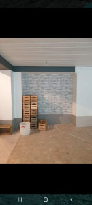 Photo de galerie - Épicerie: murs blanc, sous bassement enduit gresé et IPN couleur Charbon
