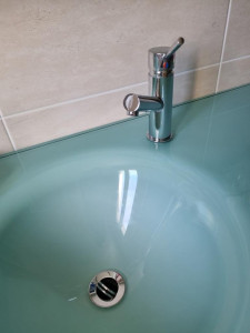 Photo de galerie - Pose d'un lavabo avec siphon et robinet mitigeur