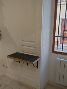 Photo de galerie - Petit bureau fixé au mur,à partir d'une porte et d'un morceau de plan de travail recoupé.
