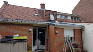Photo de galerie - Remise à neuf d'une toiture d'extension en bac acier isolé avec installation des gouttières plus velux