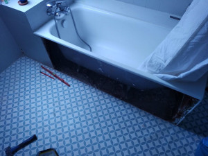 Photo de galerie - Création de faïence sous baignoire suite a une fuite 