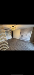 Photo de galerie - Salon salle à manger après. Pose du panoramique, sol, reprise d’enduit ponçage peinture, pose de clostra, pose lustre, pose tasseaux de bois. 