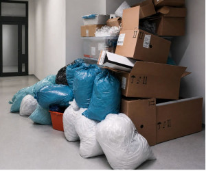 Photo de galerie - Nous avons réalisé une opération complète de débarras dans ce bureau devenu encombré par des cartons, du matériel et divers objets accumulés.
L’espace de travail était désorganisé et peu fonctionnel, impactant le confort et la productivité.


