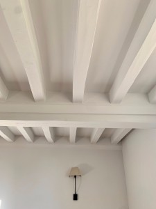 Photo de galerie - Réfection d'un plafond ancien avec poutres. Joints et finition en peinture.