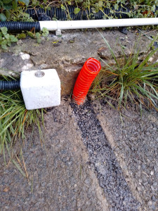 Photo de galerie - Enrobé a froid avec fourreau aux normes résistant a l'écrasement et ensuite raccordement pour alimenter un portail électrique 