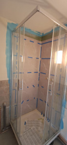 Photo de galerie - Pose de dalles PVC spécial salle de bain avec finitions baguettes/joint silicone 