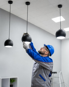 Photo de galerie - Installation et raccordement de luminaires suspendus, avec réglage, fixation et vérification du bon fonctionnement
