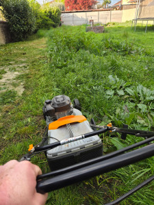 Photo de galerie - Première tonte de l'année avec de l herbe bien haute!!