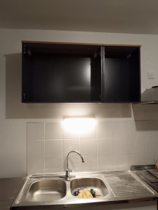 Photo de galerie - Fixation au mur meubles de cuisine.