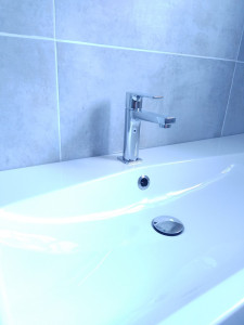 Photo de galerie - Vasque 1 mètre avec robinetterie et faïence de 30x60.