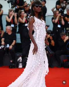 Photo de galerie - Robe cocktail en tissu brodé.