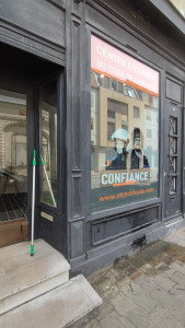 Photo de galerie - Nettoyage vitrine entreprise