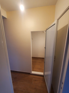 Photo de galerie - Pose d'encadrement suivi d'une porte effet miroir 