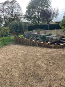 Photo de galerie - Mur de soutènement en traverse chêne 