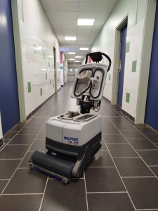 Photo de galerie - Nettoyage de grande surface, à l'autolaveuse.