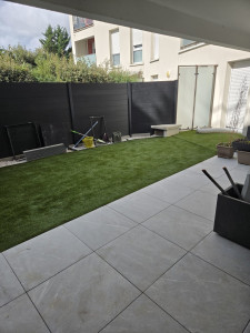 Photo de galerie - TERRASSE CARRELAGE SUR PLOT - GAZON Syntetique - CLOTURE BOIS COMPOSITE 