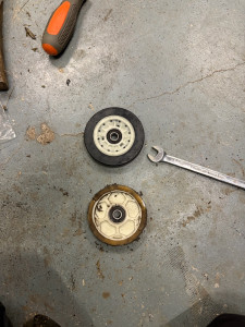 Photo de galerie - Changement de roue de guidage tambour sur sèche linge 