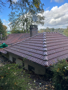 Photo de galerie - Rénovations d’une couverture en tuiles mécaniques (pv13) avec arêtiers scellés et faîtières scellés + changements des liteaux + sous toiture + noues en zinc.