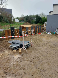 Photo de galerie - Réalisation d’un mur de soutènement en schiste et bois