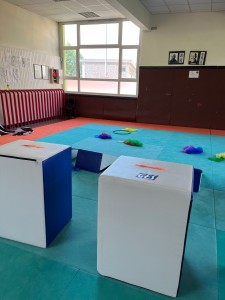 Photo de galerie - Mise en place de l’espace d’atelier pour des enfants avec des troubles de la relation.