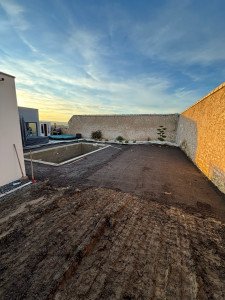 Photo de galerie - Mise en place d’un fond de forme pour une pose de dalle sur plots