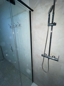 Photo de galerie - Salle de bain carrelage création de mur placo avec bac à douche 