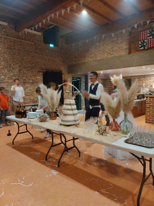 Photo de galerie - Préparation de la table pour gâteau de mariage 