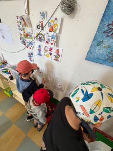 Photo de galerie - Une activité sur le thème du handicap au centre de loisirs ! 