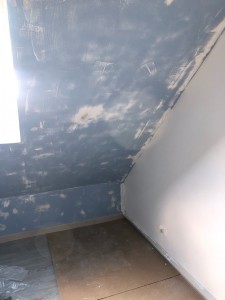 Photo de galerie - Ponçage d’un mur bleu pour appliquer peinture blanche 