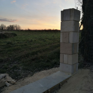 Photo de galerie - Réalisation poteaux entrée en parement de pierre de taille 