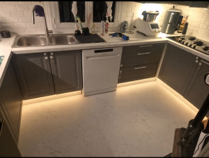 Photo de galerie - Pose d'un bandeau led avec capteur de mouvement. cuisine réalisé en 6 jours.