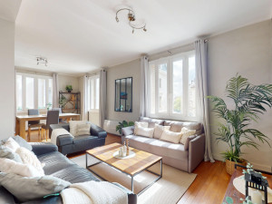 Photo de galerie - Préparation soignée d’un logement meublé
Mise en place du mobilier, rangement, coussins et éléments de décoration pour offrir un espace propre, accueillant et prêt à recevoir les voyageurs.