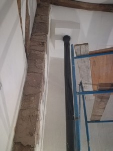 Photo de galerie - Pose de poêle à bois avec la réalisation d'un caisson en placo plâtre pour raccordement à l'abergement de la poujalat. 