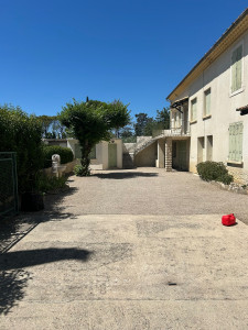 Photo de galerie - Désherbage complet de la cour avec suppression des mauvaises herbes dans le gravier, ramassage et évacuation, puis nettoyage de l’ensemble pour retrouver une cour propre et soignée.