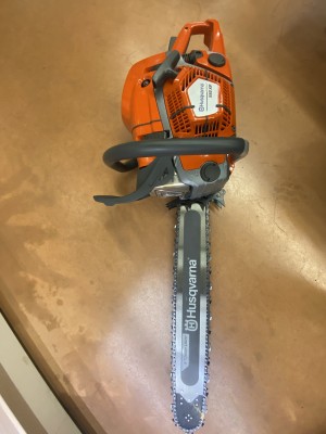 Photo de galerie - Alors ça c’est du bébé celle ci c’est la grosse machine qui ne s’arrête jamais temps que l’arbre n’est pas coupé ( on l’utilise pour abattre seulement).