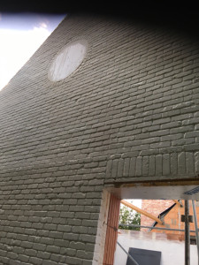 Photo de galerie - Réalisation d’un œil de bœuf dans un pignon