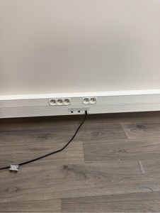 Photo de galerie - Pose de goulottes avec prise de courant et prise informatique 